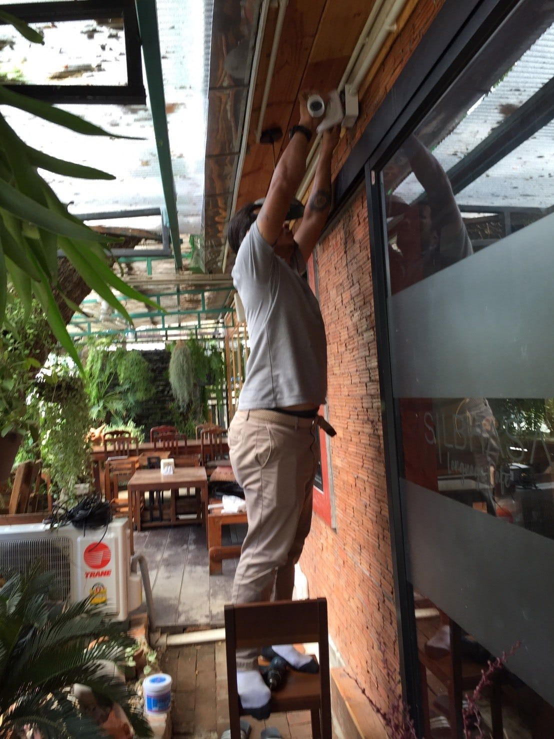 ช่างติดตั้งกล้องที่ร้านอาหาร