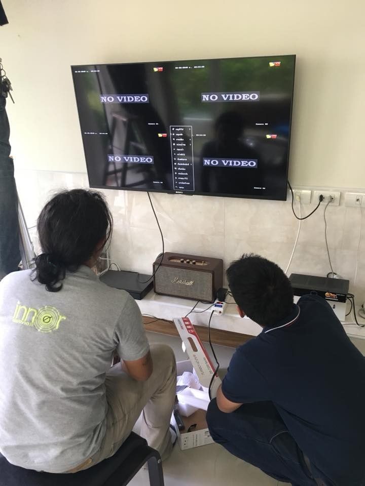 ช่างตั้งค่าเครื่องบันทึกและจอภาพ