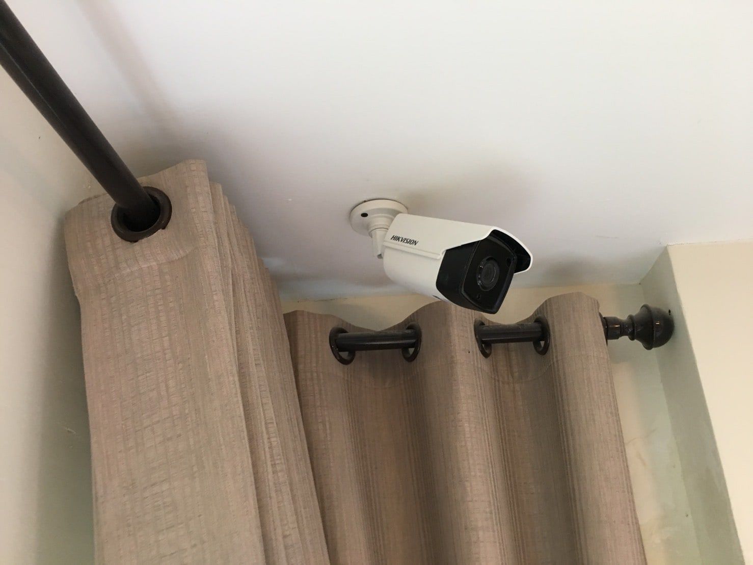 กล้องติดใต้คานไม้ภายในบ้าน